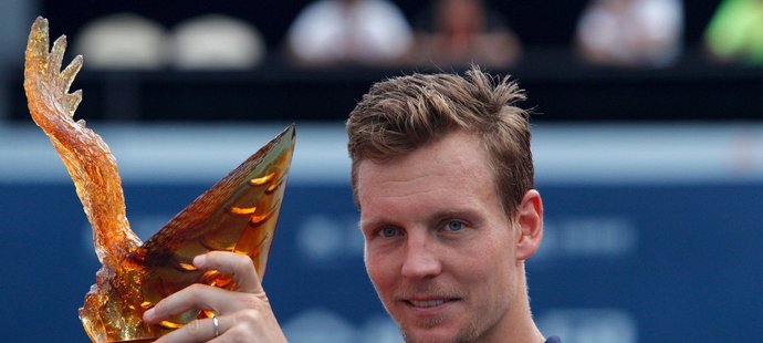 Tenista Tomáš Berdych se svojí letošní první turnajovou trofejí