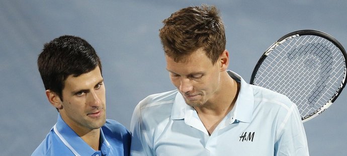 Novak Djokovič si u sítě podává ruku s Tomášem Berdychem, kterého porazil v semifinále turnaje v Dubaji