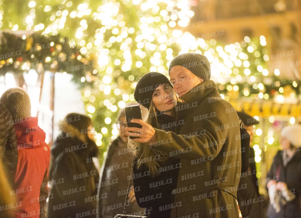 Romantika na Staromáku. Berdych se svojí Ester láskou jen kvetou.