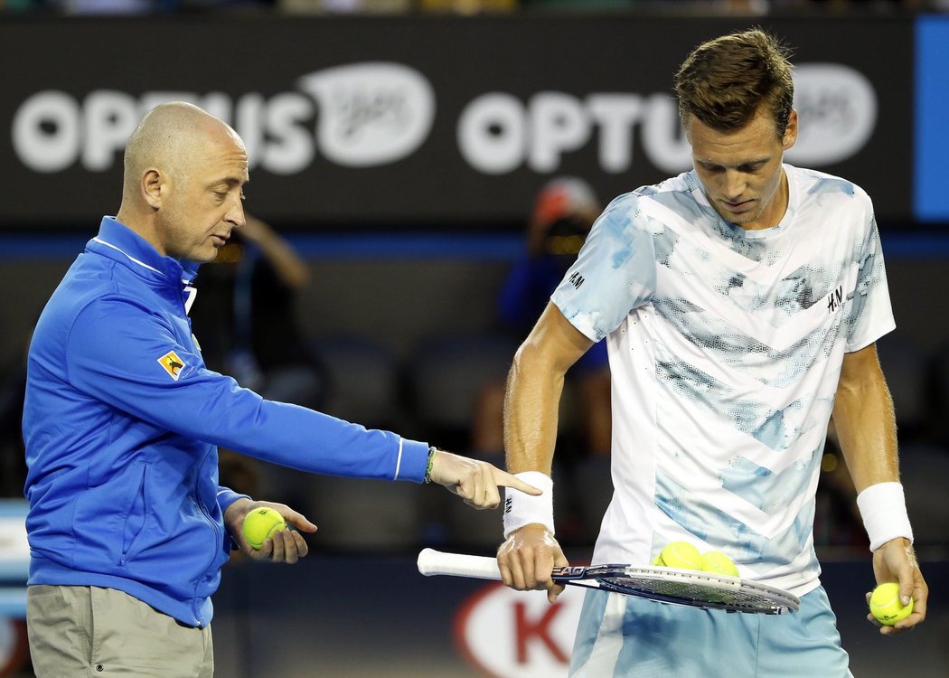 Tomáš Berdych probírá s rozhodčím kvalitu míčů