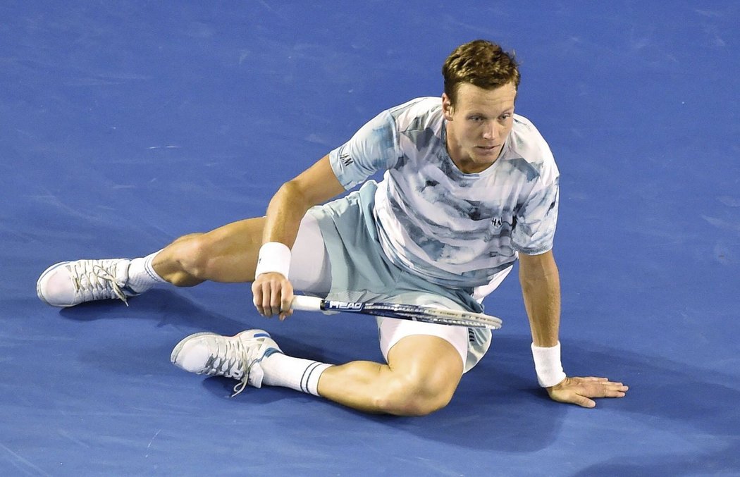 Po jednom z úderů Tomáš Berdych na Australian Open podklouzl a skončil na zemi