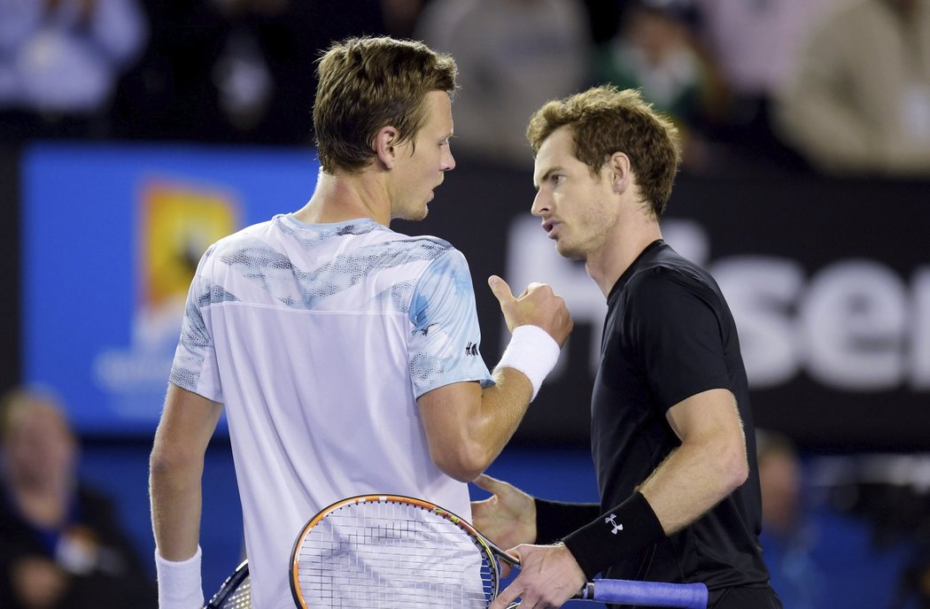 Tomáš Berdych gratule Andymu Murraymu k postupu do finále Australian Open