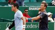 Tomáš Berdych utěšuje Milose Raonice na turnaji v Monte Carlu