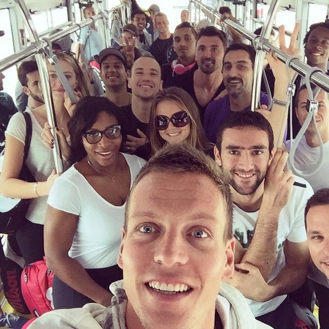 Prosinec 2014. Jsme tady, Singapure! napsal k selfie z autobusu. Vtěsnal na snímek patnáct členů týmu!