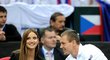 2011. Tomáš Berdych se svojí přítelkyní Ester Sátorovou v hledišti na daviscupovém utkání proti Itálii.