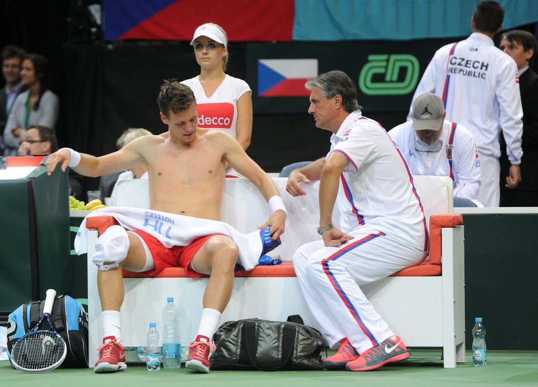 Tomáš Berdych na lavičce s nehrajícím koučem Jaroslavem Navrátilem