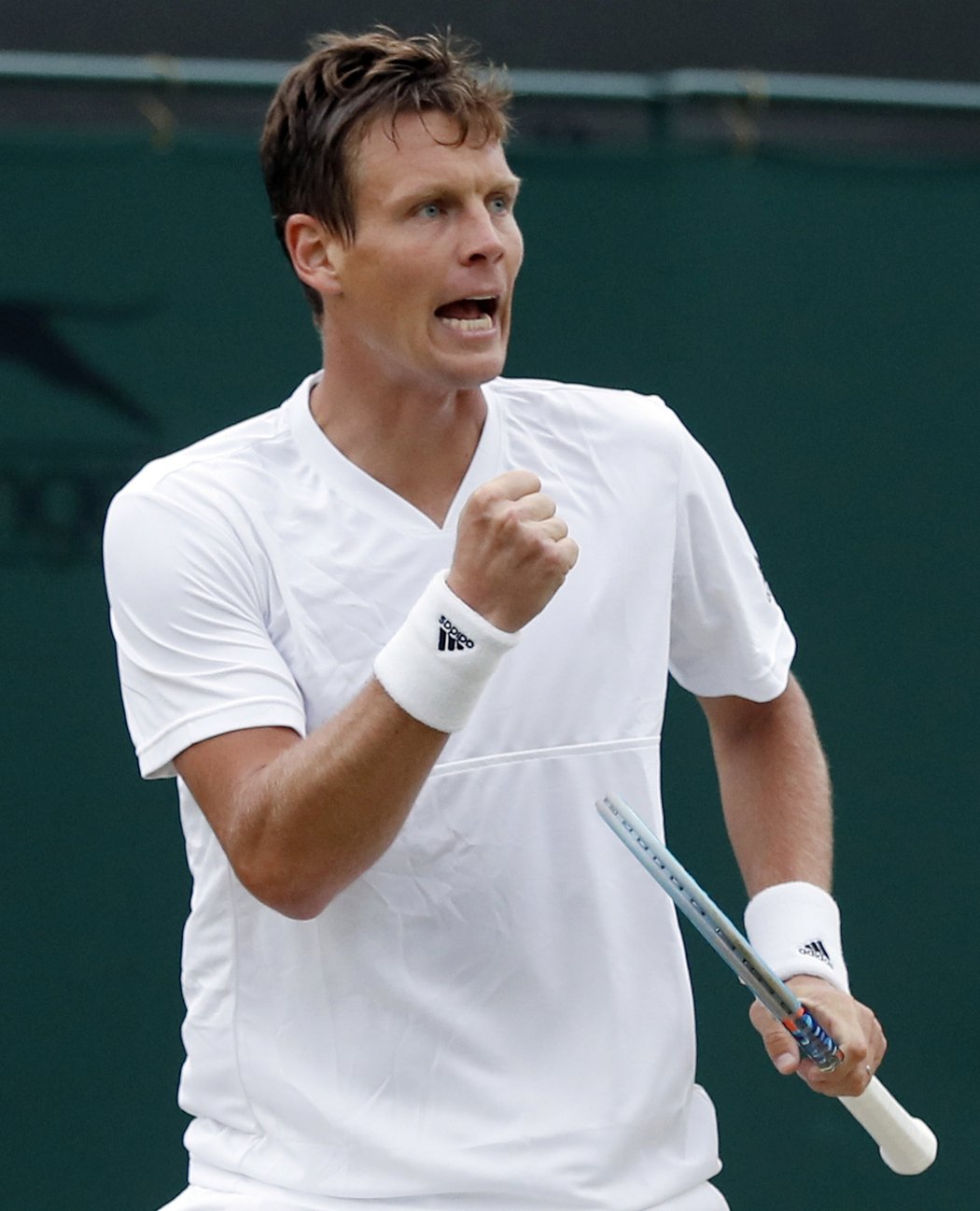 Tomáš Berdych se raduje z vítězství ve druhém setu