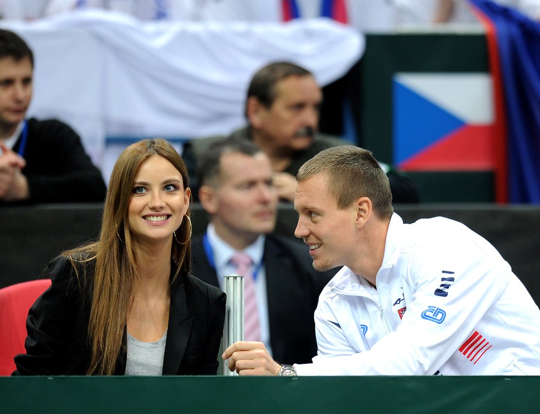 2011. Tomáš Berdych se svojí přítelkyní Ester Sátorovou v hledišti na daviscupovém utkání proti Itálii.