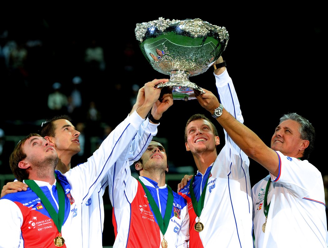 2012. První vítězství v Davis Cupu. Tomáš Berdych oslavuje se spoluhráči s trofejí po finále proti Španělsku.
