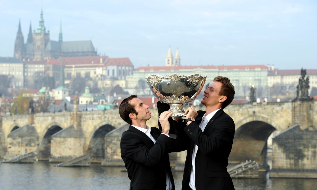 2012. Pózování Radka Štěpánka a Tomáše Berdycha s Davis Cupem s výhledem na Pražský hrad.