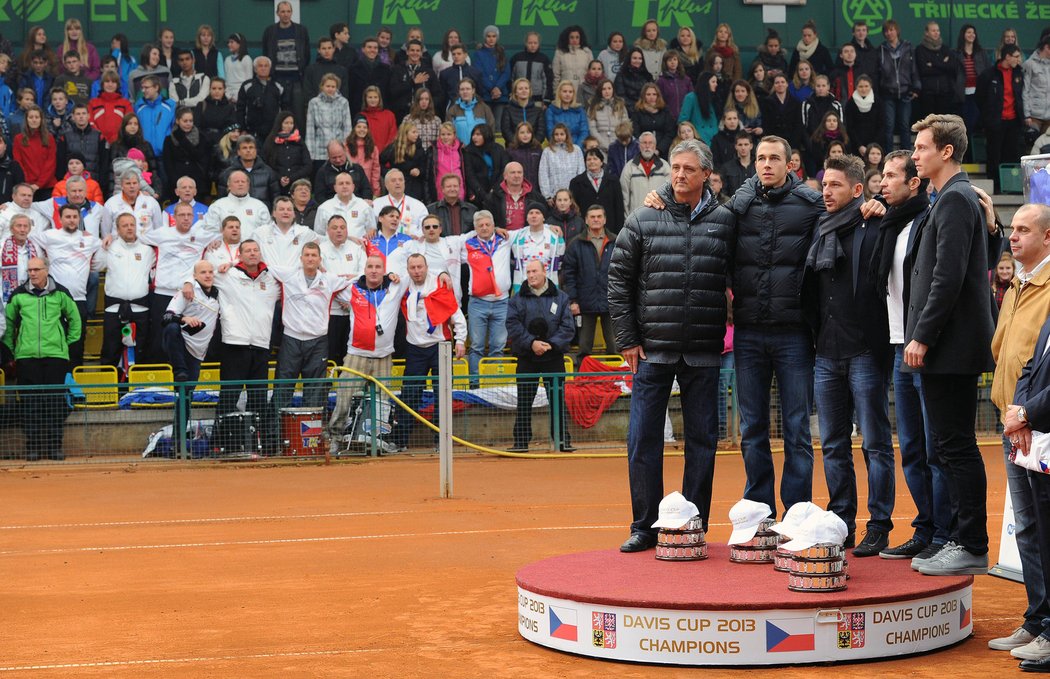 2013. Další triumf v Davis Cupu. Takhle čeští tenisté včetně Tomáše Berdycha slavili po návratu z vítězného finále v Srbsku s fanoušky v Prostějově.