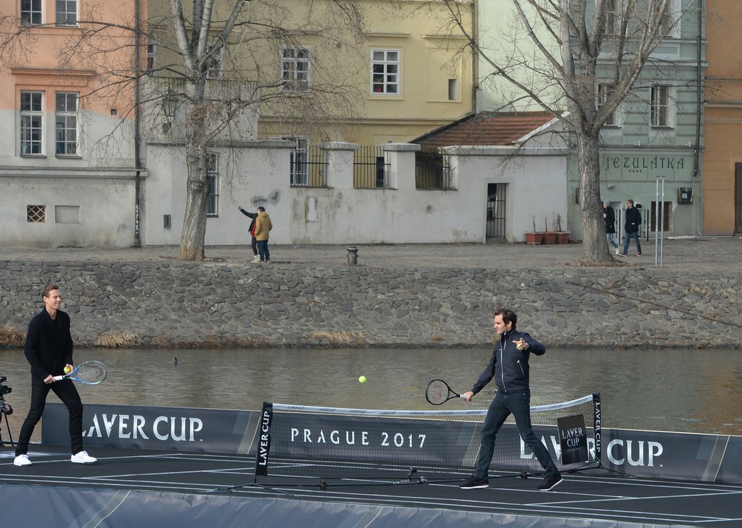 2017. Exhibice u Karlova mostu. Tomáš Berdych a Roger Federer si zahráli u příležitosti prvního ročníku Laver Cupu, který hostila Praha.