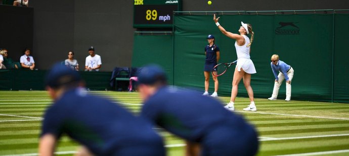 Eugenie Bouchardová během zápasu ve Wimbledonu
