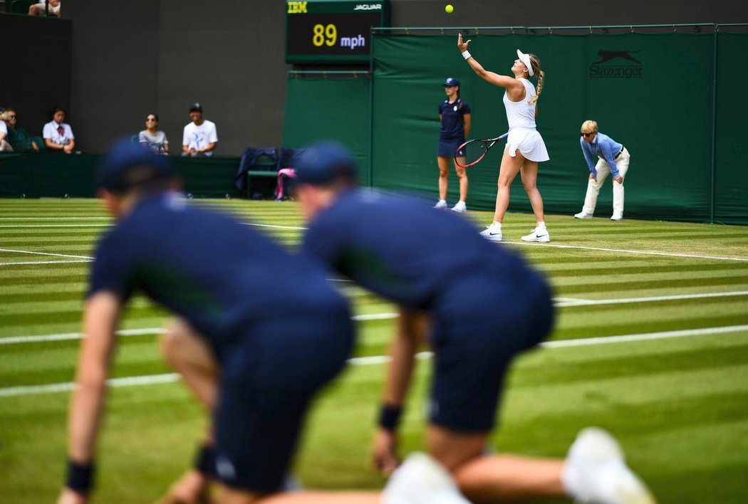 Eugenie Bouchardová během zápasu ve Wimbledonu