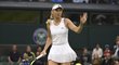 Caroline Wozniacká během utkání prvního kola Wimbledonu