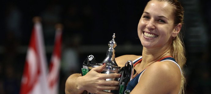 Dominika Cibulková s pohárem za vítězství na Turnaji mistryň