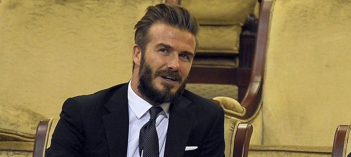 David Beckham sleduje tenistky na turnaji v katarském Dauhá