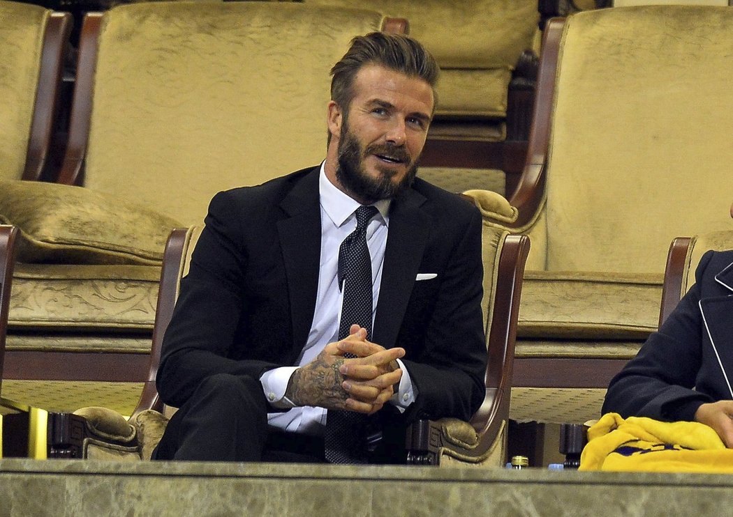 David Beckham sleduje tenistky na turnaji v katarském Dauhá