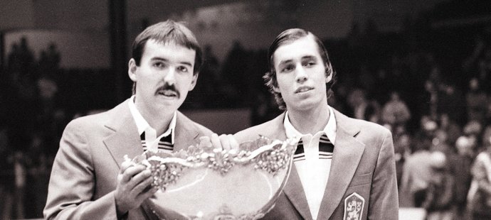 Tomáš Šmíd s Ivanem Lendlem po vítězství v Davis Cupu v roce 1980