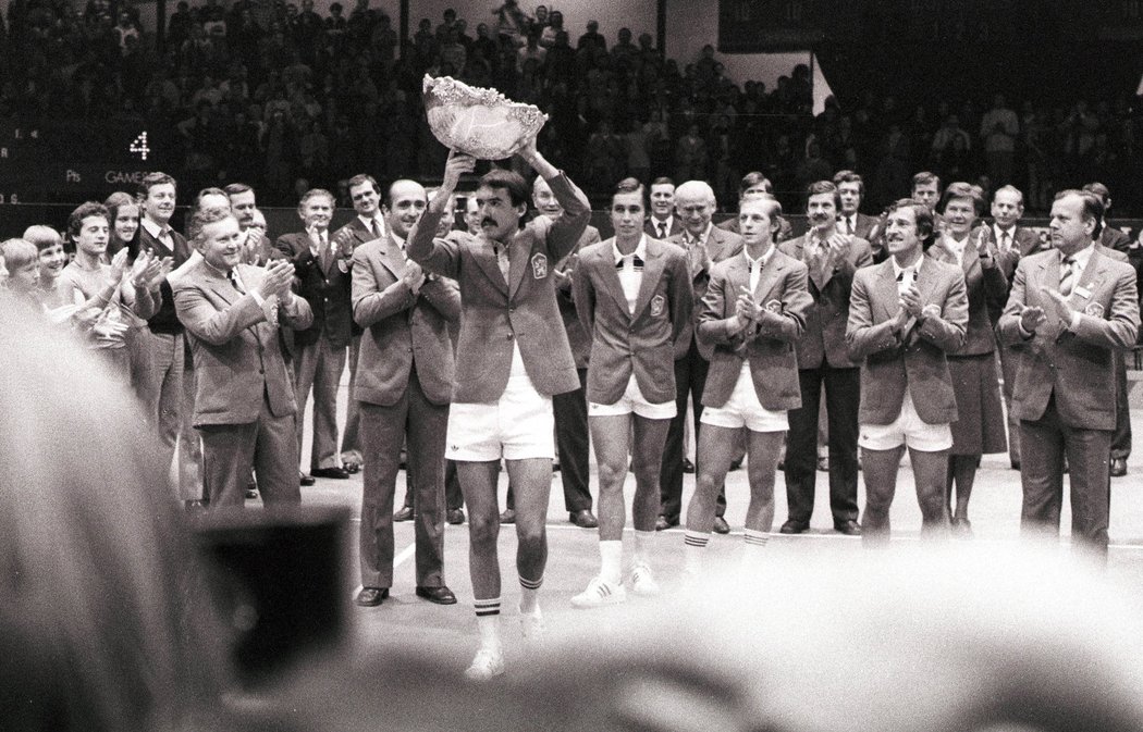 Radost vítězů! Českoslovenští tenisté ovládli Davis Cup poprvé v roce 1980.