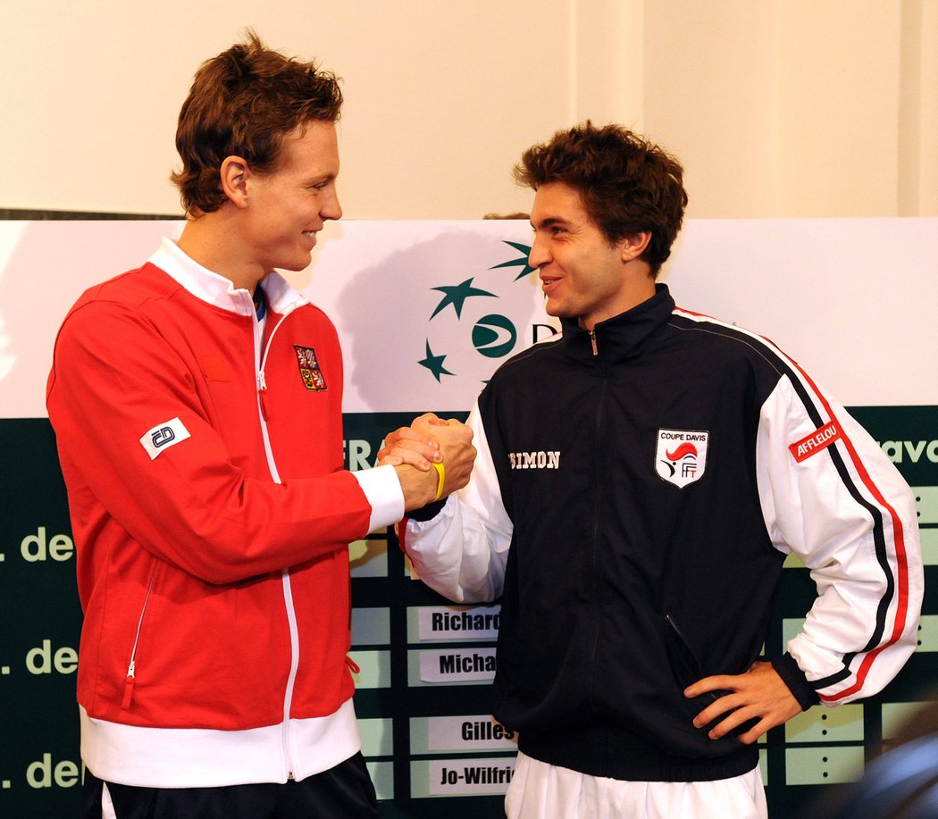 2009. Tomáš Berdych se zdraví s Francouzem Gillesem Simmonsem před osmifinále s Francií.