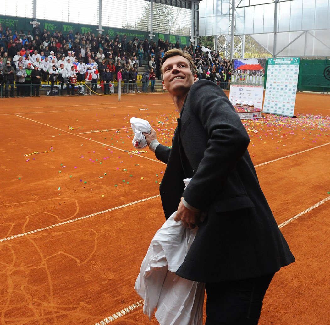 Tomáš Berdych hází mezi fanoušky v Prostějově trička. Den po vítězství ve finále Davis Cupu nad Srbskem slavili čeští tenisté úspěšnou obhajobu s fanoušky.