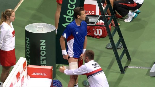 Nešlo to dál! Tomáš Berdych dnes vzdal kvůli zranění pravé nohy zápas s Philippem Kohlschreiberem za stavu 3:6 a 5:7.