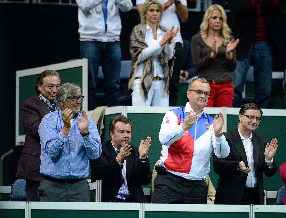 Miroslav Kalousek na tribuně při tenise, vlevo Karel Gott