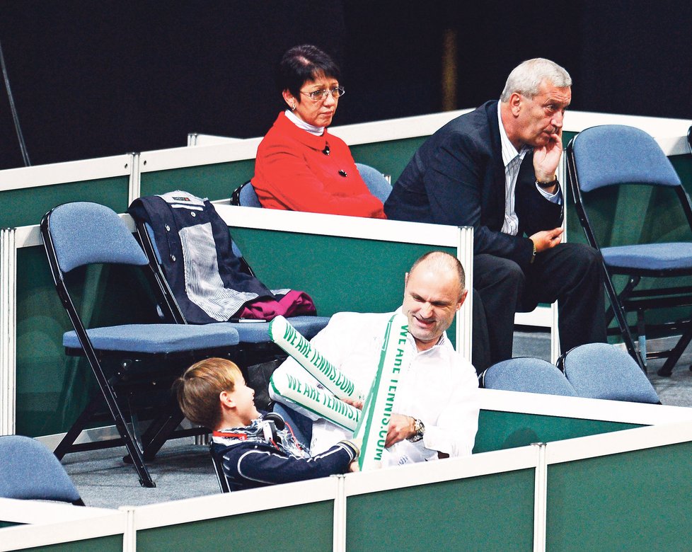 Ivan Langer vymyslel se synem skvělou zábavu - šerm nafukovacími tyčemi