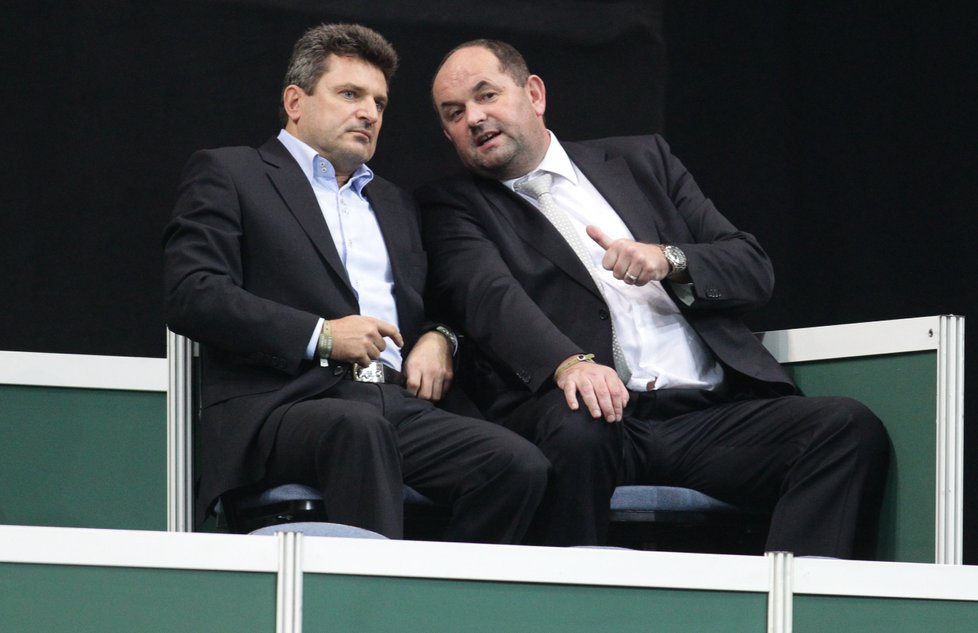 Fotbalový bafuňář Miroslav Pelta (vpravo)