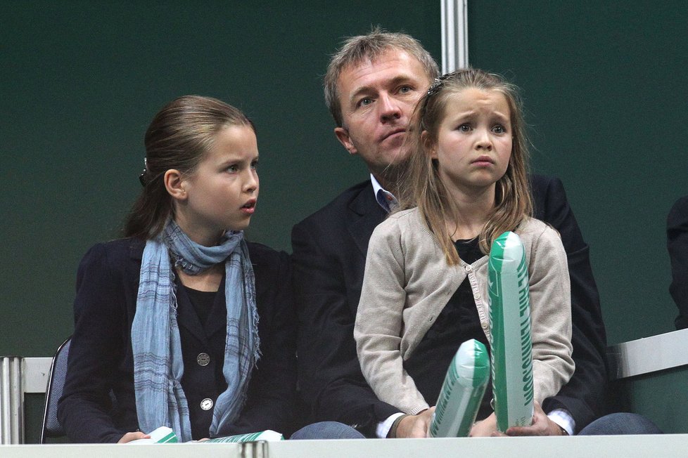 Bývalý šéf ČEZu, manažer Martin Roman, vytáhl do hlediště finále Davis Cupu 2012 své malé dcery. Těm se výkon českých tenistů zprvu nejspíš lehce nezamlouval
