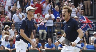 Murray zkusil čtyřhru s bratrem. A pomohl k bodu v Davis Cupu