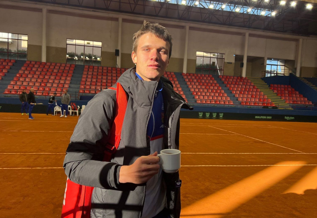 Čeští tenisté mrznou při přípravě na Davis Cup v Portugalsku. Na snímku Jakub Menšík.