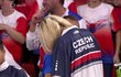 Vášnivé objetí Lukáše Rosola s jeho přítelkyní po senzační výhře v Davis Cupu