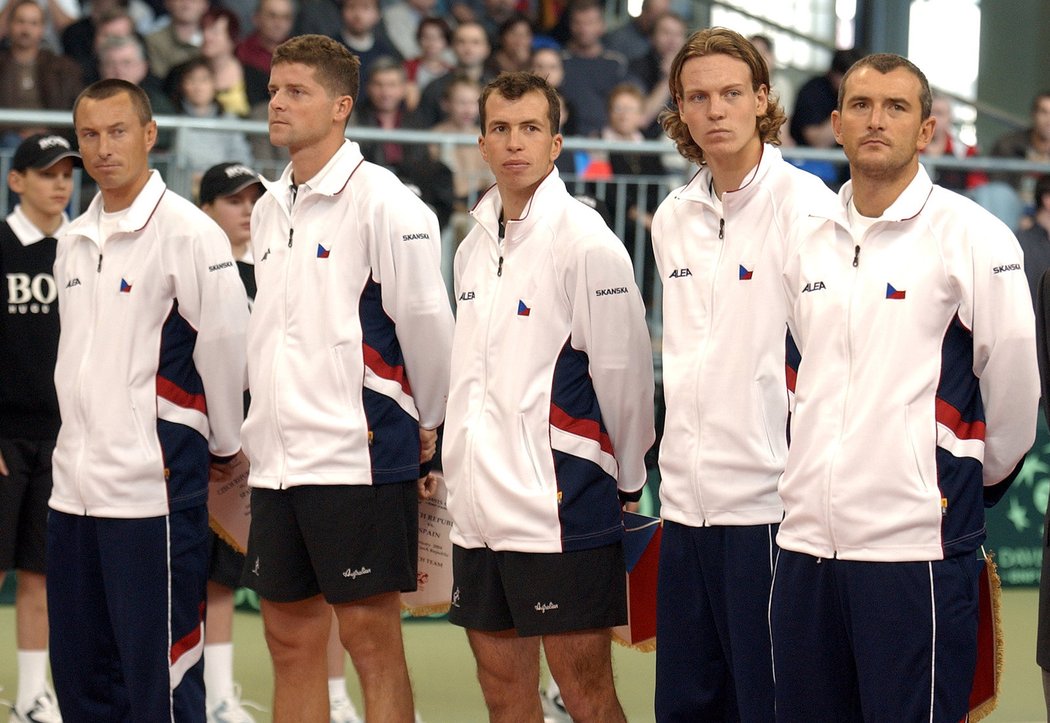 2004. Nastoupený daviscupový tým ve složení Cyril Suk, Jiří Novák, Radek Štěpánek, Tomáš Berdych a Martin Damm