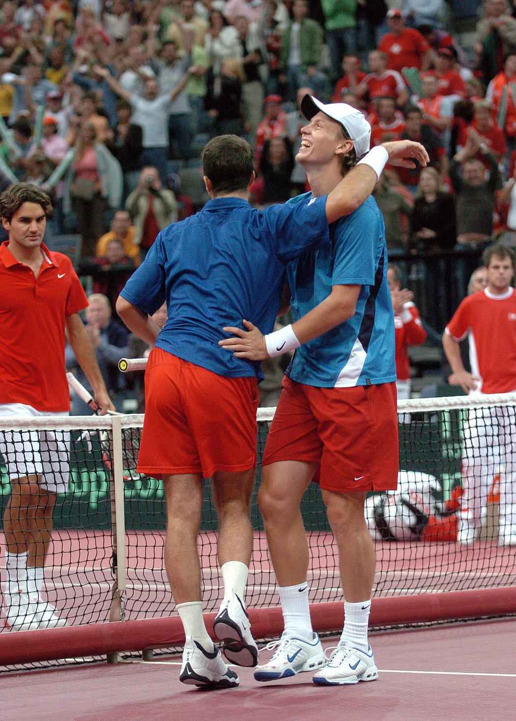 2007. Skvěle fungují jako singlisté, ale výjimečná je jejich bilance ve čtyřhře, kde pár Radek Štěpánek a Tomáš Berdych prohráli jen jedinkrát. Na snímku slaví úspěch v baráži proti Švýcarsku.