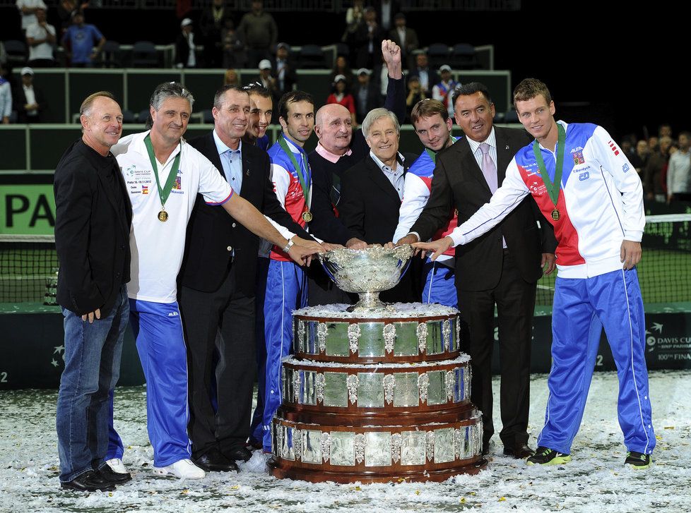 Vítězové Davis Cupu 2012 se šampiony z roku 1980. Pavel Korda uprostřed mezi Radkem Štěpánkem a Janem Kodešem.