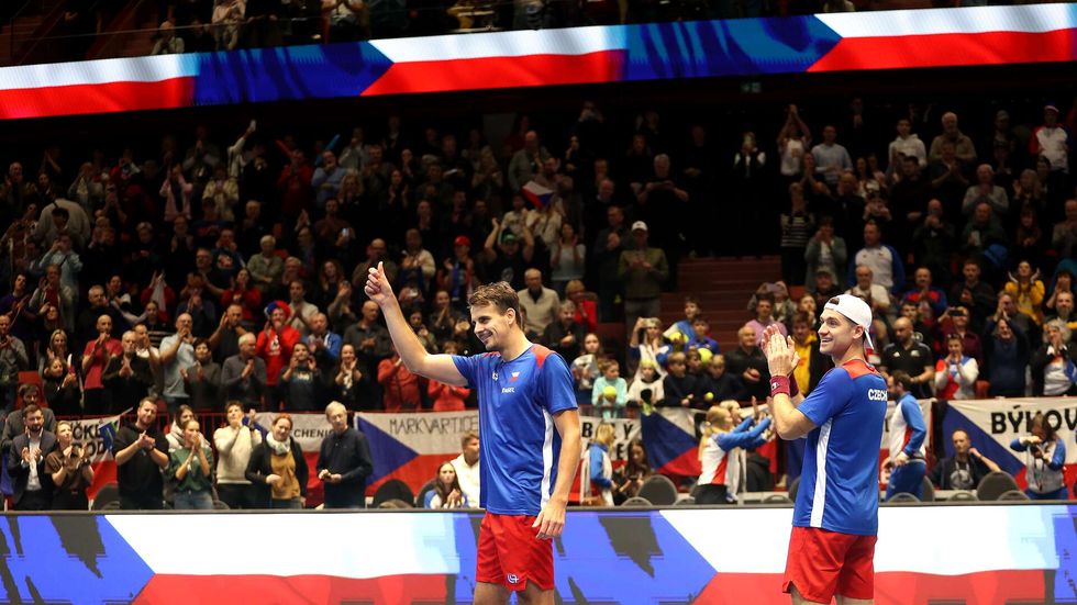 Petr Nouza (urostřed) a Patrik Rikl (vpravo) děkují fanouškům za podporu