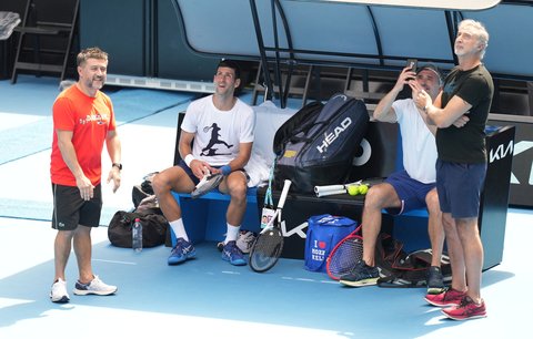 Novak Djokovič se při tréninku v Melbourne dobře bavil stejně jako jeho tým