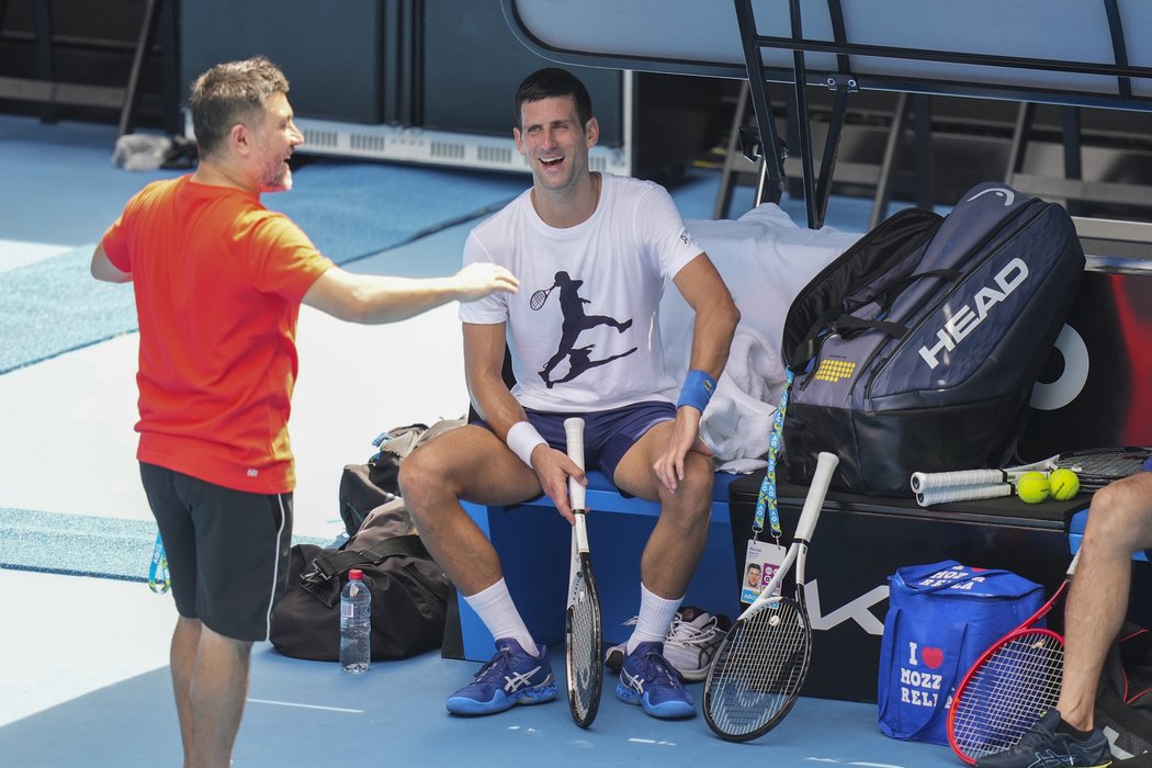Novak Djokovič při tréninku v Melbourne byl v dobré náladě