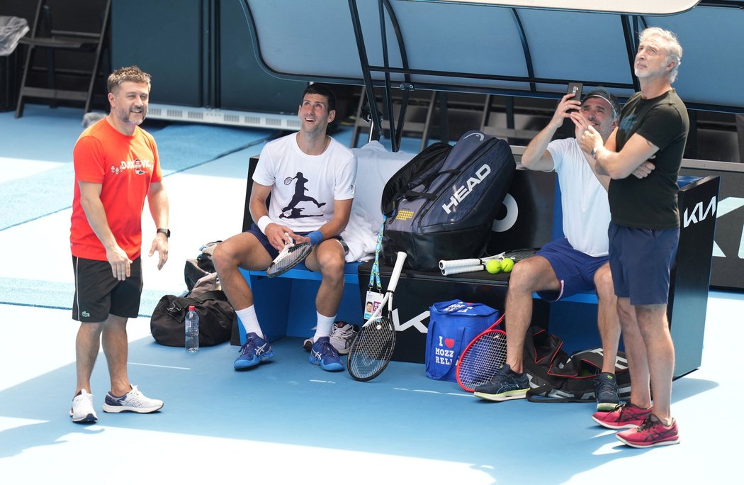 Novak Djokovič se při tréninku v Melbourne dobře bavil stejně jako jeho tým