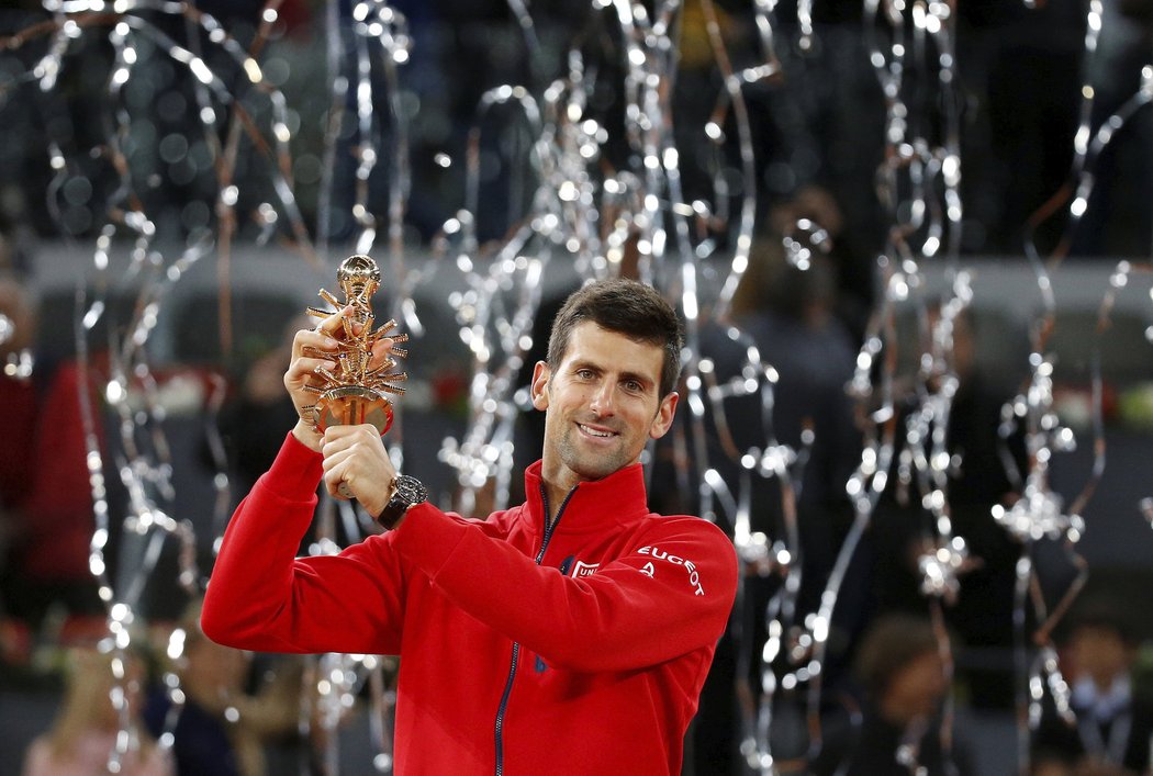 Novak Djokovič s vítěznou trofejí za triumf na turnaji v Madridu
