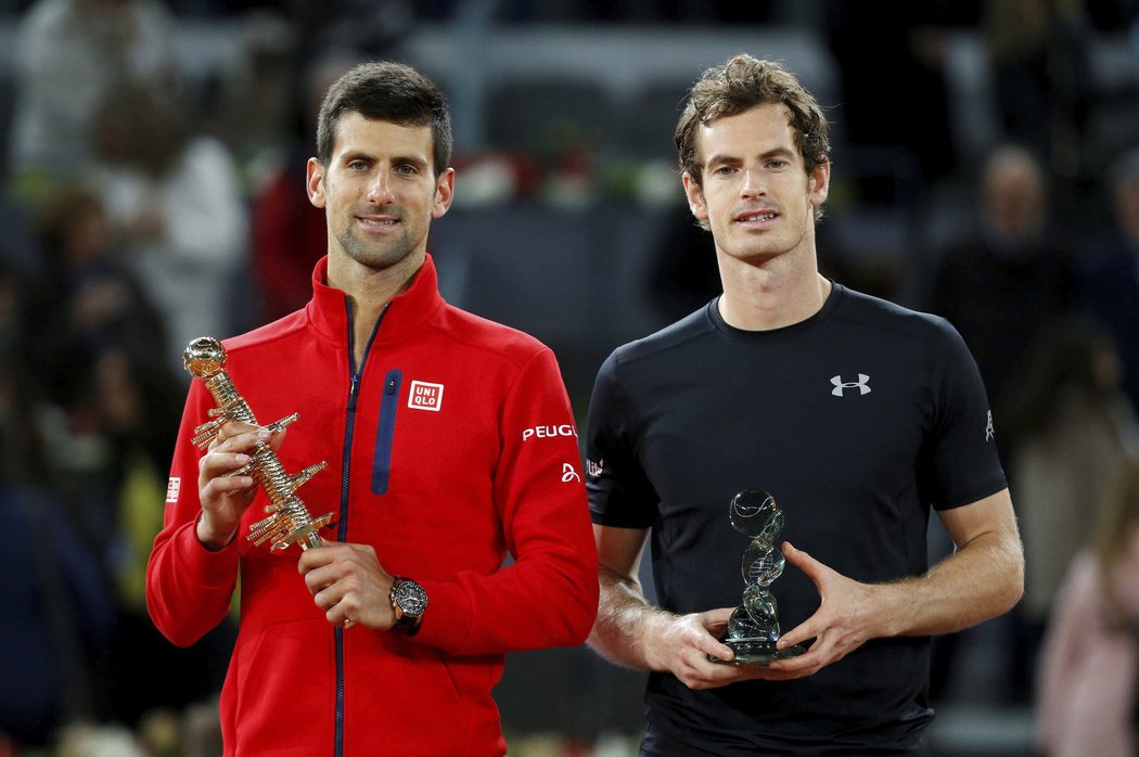 Andy Murray se svým finálovým přemožitelem Novakem Djokovičem