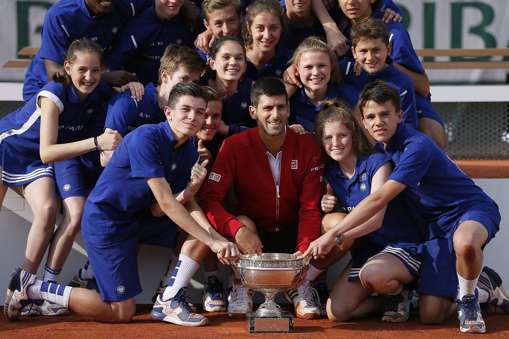 Novak Djokovič slavil triumf spolu se sběrači