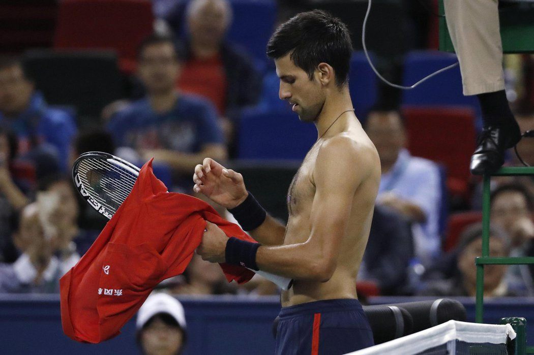 Novak Djokovič během utkání hodně ztrácel nervy