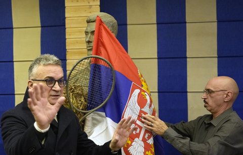 Djokovičův otec Srdjan na tiskové konferenci v Bělehradě