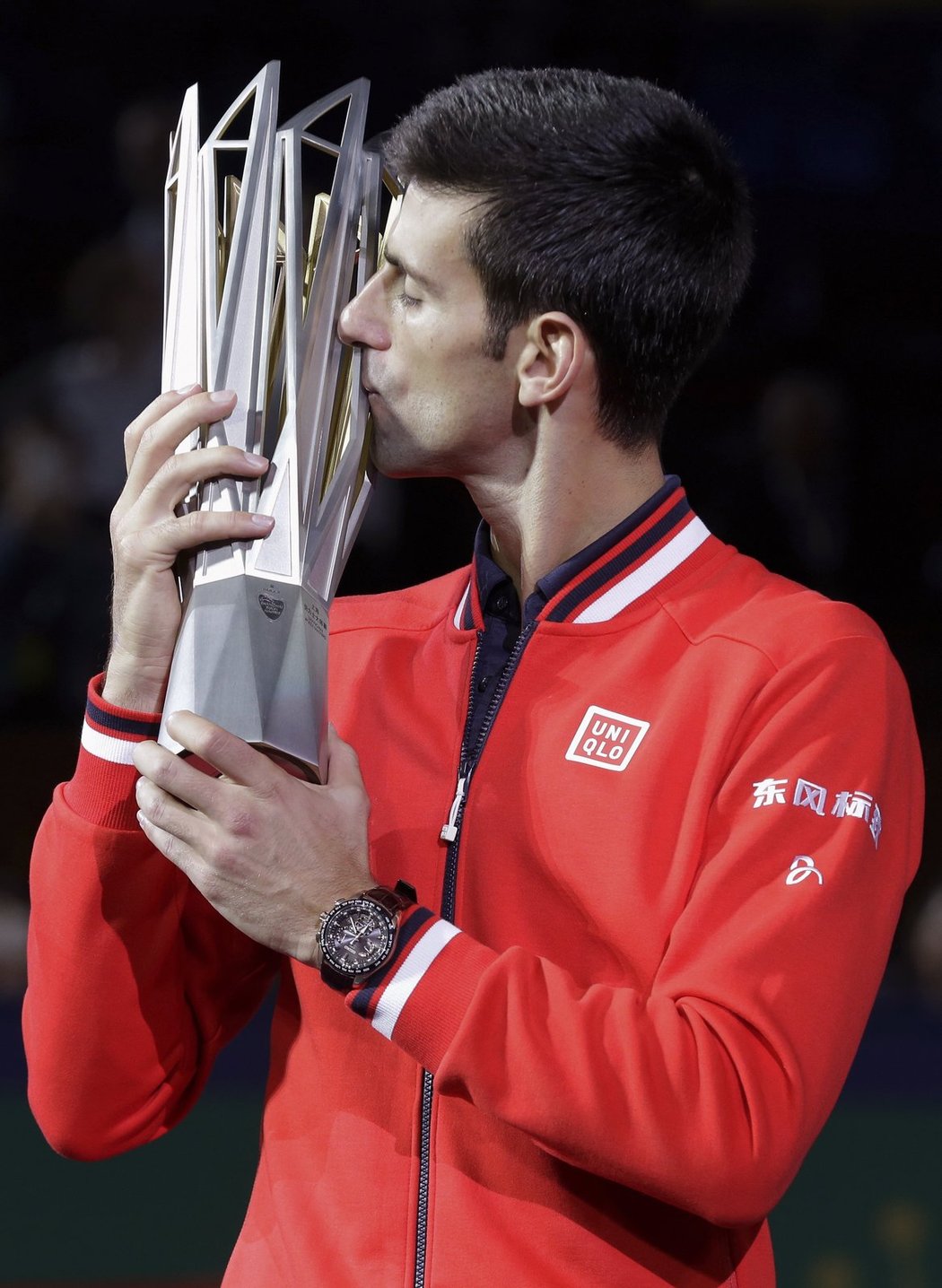 Novak Djokovič s vítěznou trofejí