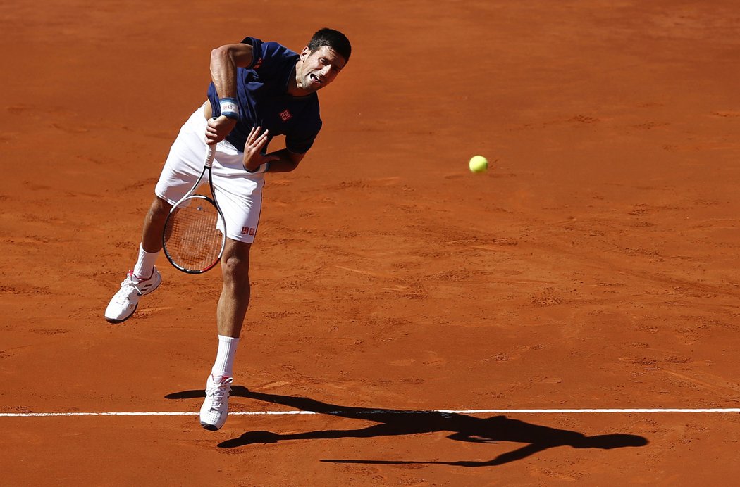 Novak Djokovič nemohl být v úvodu zápasu se svým výkonem spokojen