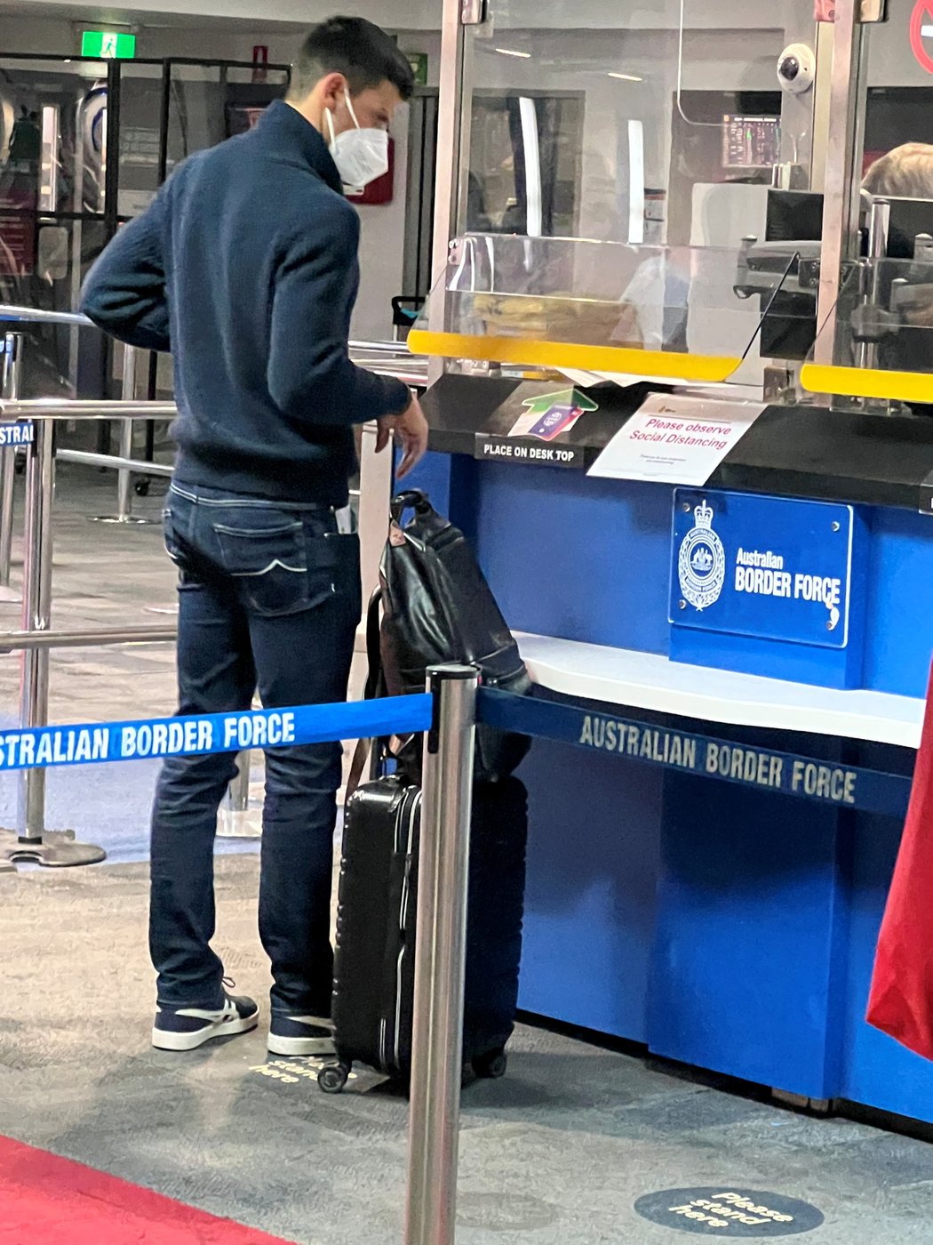 Novak Djokovič u pasové kontroly na letišti v Melbourne.