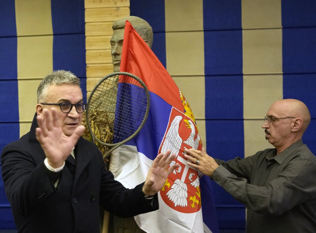 Djokovičův otec Srdjan na tiskové konferenci v Bělehradě